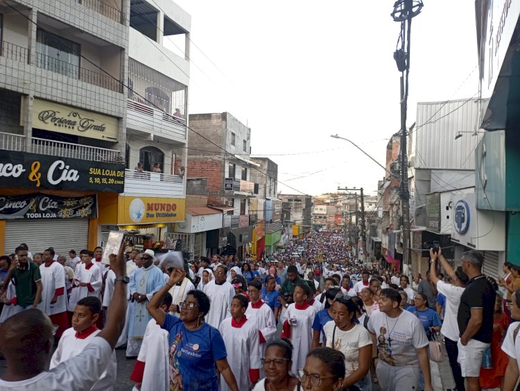 Fé e devoção marcam procissão, mas organização falha