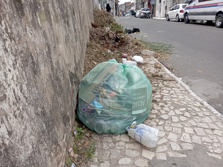 Romeiros enfrentam descaso e sujeira em Candeias